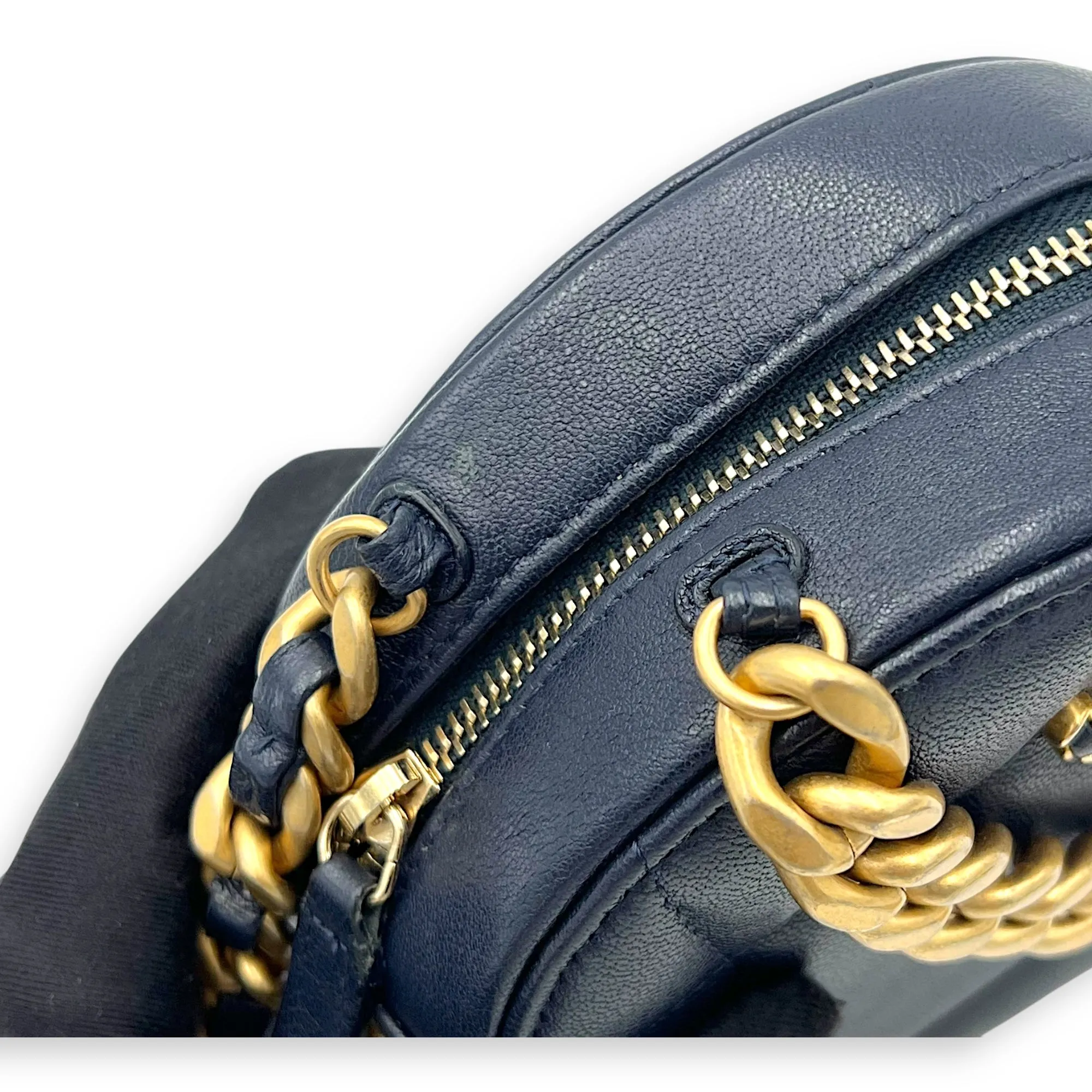 Round CC Crossbody Bag Blue in Calfskin, Mixed hardware